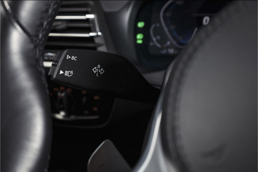 BMW X3 xDrive30e High Executive M Sport (facelift) | Lazer | Adapt. Cruise | Elek. Trekhaak | Stoel-+Stuurverw, | 360 Camera | NAV + App. Connect | Elek. Klep | LM 20" |
