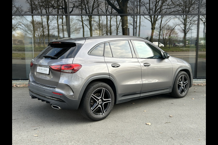 Mercedes-Benz GLA 180 AMG// Camera // Elek. Achterklep // Sfeerverlichting // Night pakket // 19" AMG Velgen // LED