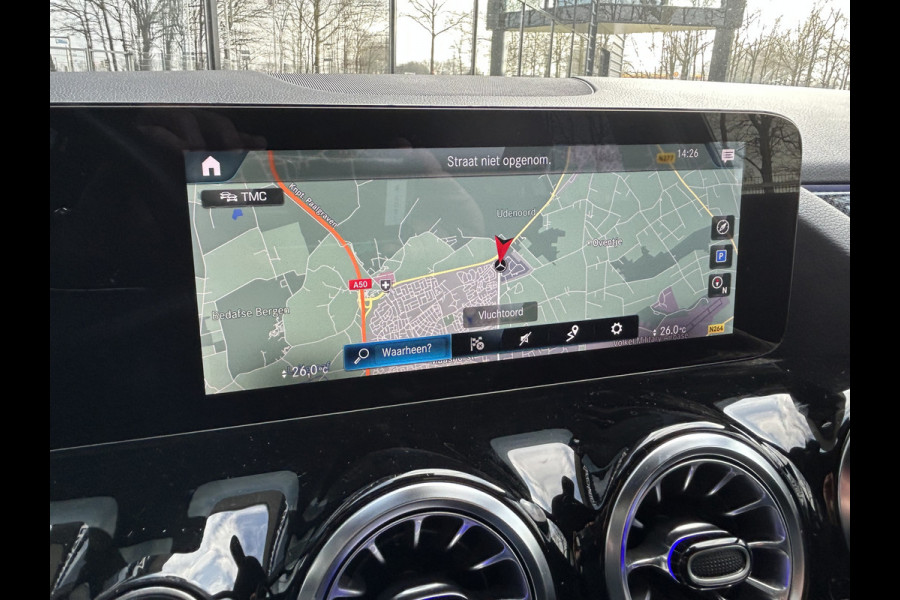 Mercedes-Benz GLA 180 AMG// Camera // Elek. Achterklep // Sfeerverlichting // Night pakket // 19" AMG Velgen // LED