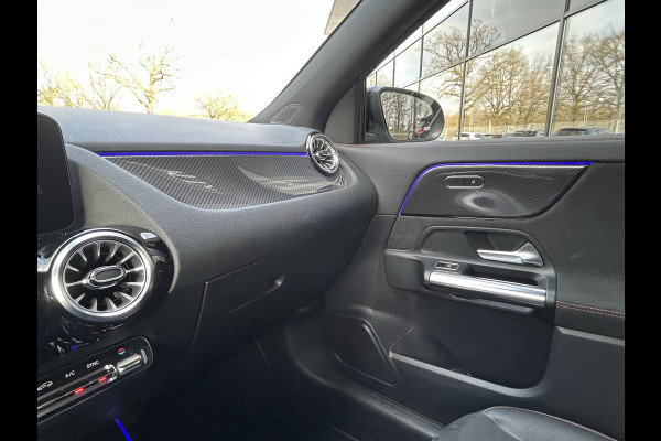 Mercedes-Benz GLA 180 AMG// Camera // Elek. Achterklep // Sfeerverlichting // Night pakket // 19" AMG Velgen // LED