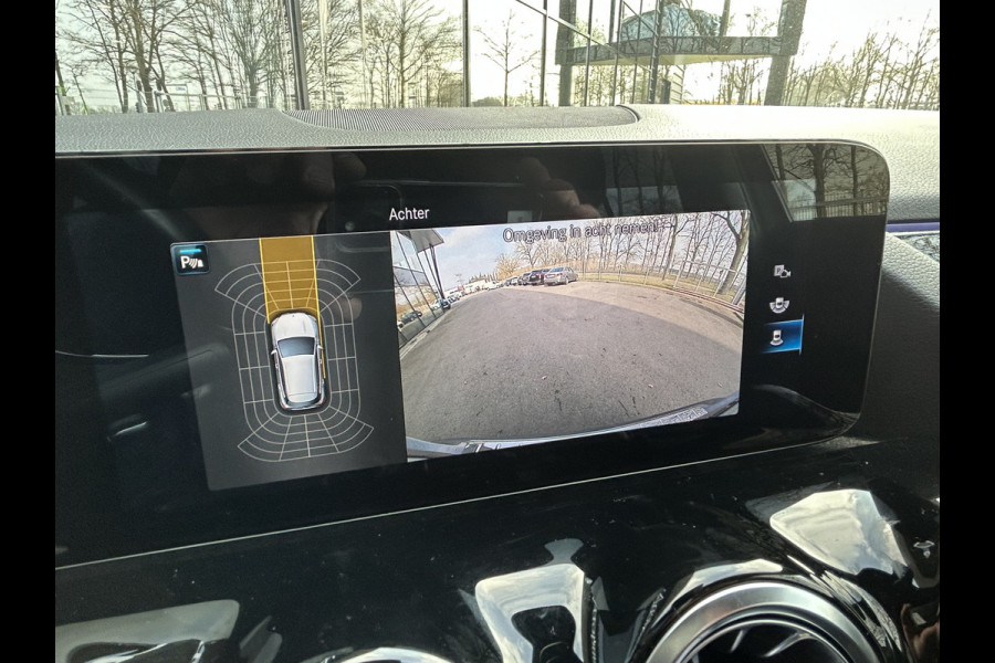 Mercedes-Benz GLA 180 AMG// Camera // Elek. Achterklep // Sfeerverlichting // Night pakket // 19" AMG Velgen // LED