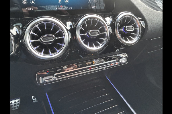 Mercedes-Benz GLA 180 AMG// Camera // Elek. Achterklep // Sfeerverlichting // Night pakket // 19" AMG Velgen // LED