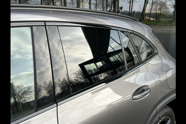 Mercedes-Benz GLA 180 AMG// Camera // Elek. Achterklep // Sfeerverlichting // Night pakket // 19" AMG Velgen // LED