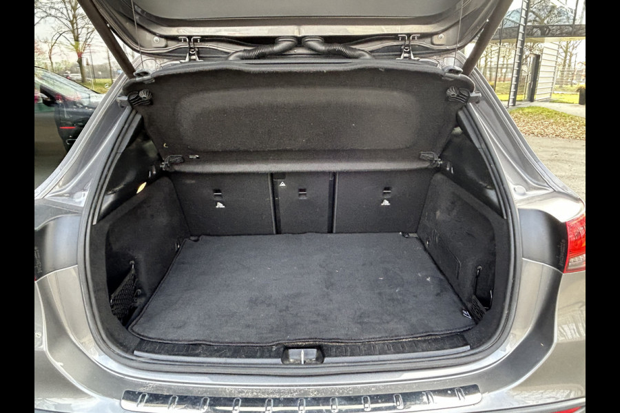 Mercedes-Benz GLA 180 AMG// Camera // Elek. Achterklep // Sfeerverlichting // Night pakket // 19" AMG Velgen // LED