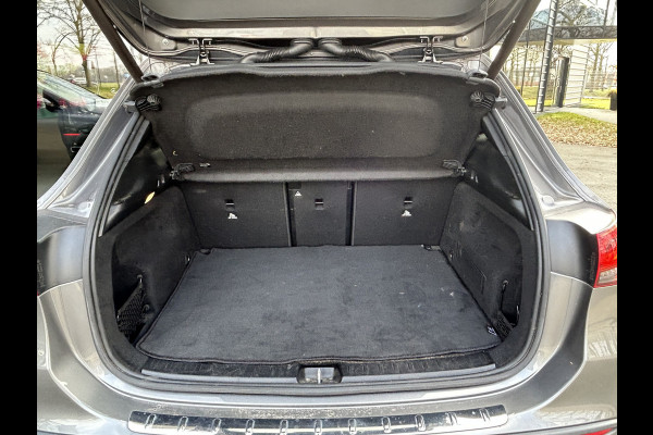 Mercedes-Benz GLA 180 AMG// Camera // Elek. Achterklep // Sfeerverlichting // Night pakket // 19" AMG Velgen // LED