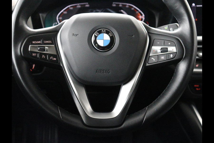 BMW 3-serie 318d Sport Line | Stoelverwarming | Sportstoelen | Carplay | Live Cockpit | Half leder | Navigatie | Full LED | Parkeerhulp | Cruise control
