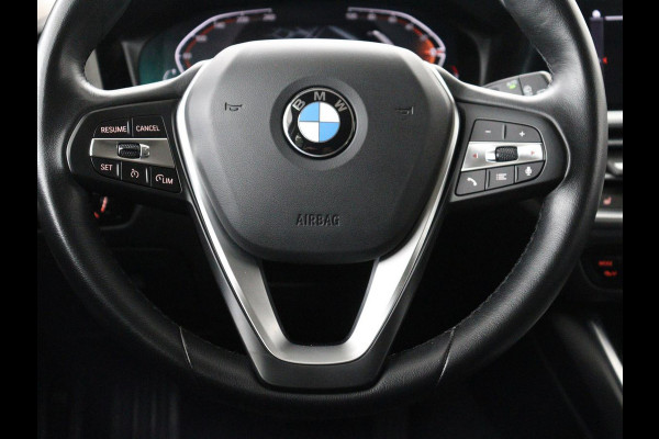 BMW 3-serie 318d Sport Line | Stoelverwarming | Sportstoelen | Carplay | Live Cockpit | Half leder | Navigatie | Full LED | Parkeerhulp | Cruise control