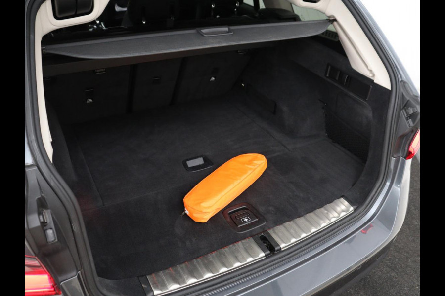 BMW 3-serie 318d Sport Line | Stoelverwarming | Sportstoelen | Carplay | Live Cockpit | Half leder | Navigatie | Full LED | Parkeerhulp | Cruise control