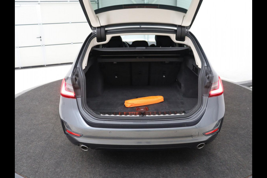 BMW 3-serie 318d Sport Line | Stoelverwarming | Sportstoelen | Carplay | Live Cockpit | Half leder | Navigatie | Full LED | Parkeerhulp | Cruise control