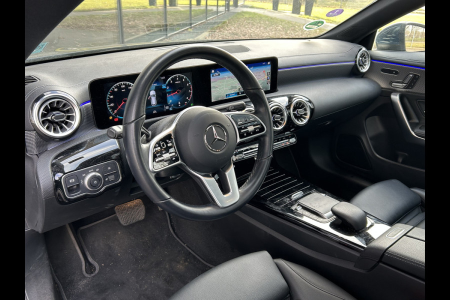 Mercedes-Benz CLA-Klasse 180 Shooting Brake Luxury // Panoramadak // Distronic // Memory // MultiBeam LED // Camera // Sfeerverlichting // Keyless