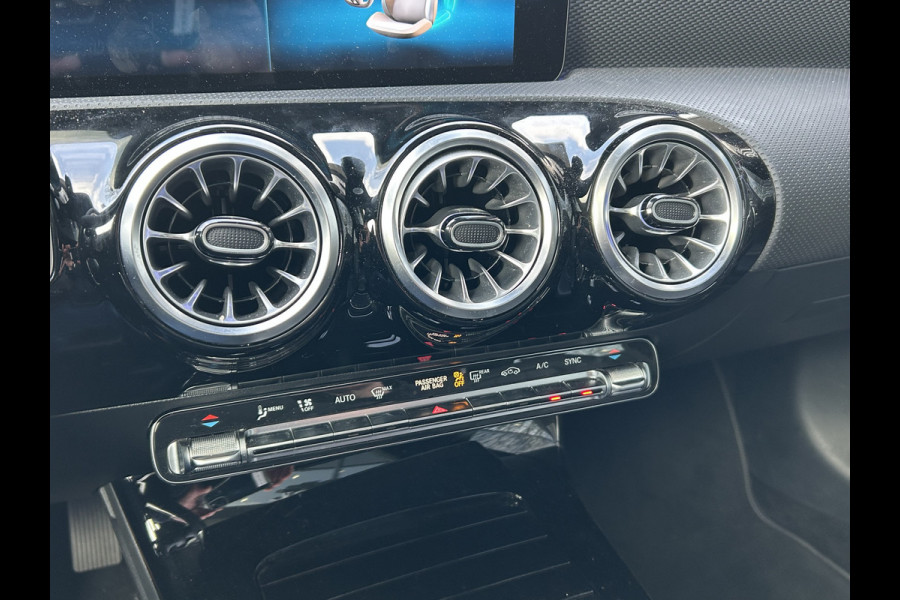 Mercedes-Benz CLA-Klasse 180 Shooting Brake Luxury // Panoramadak // Distronic // Memory // MultiBeam LED // Camera // Sfeerverlichting // Keyless