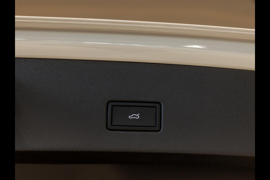 Volkswagen T-Roc 1.5 TSI R-Line Blackstyle / 150pk / Stoel en stuur verwarming / Achteruitrij camera / Keyless /