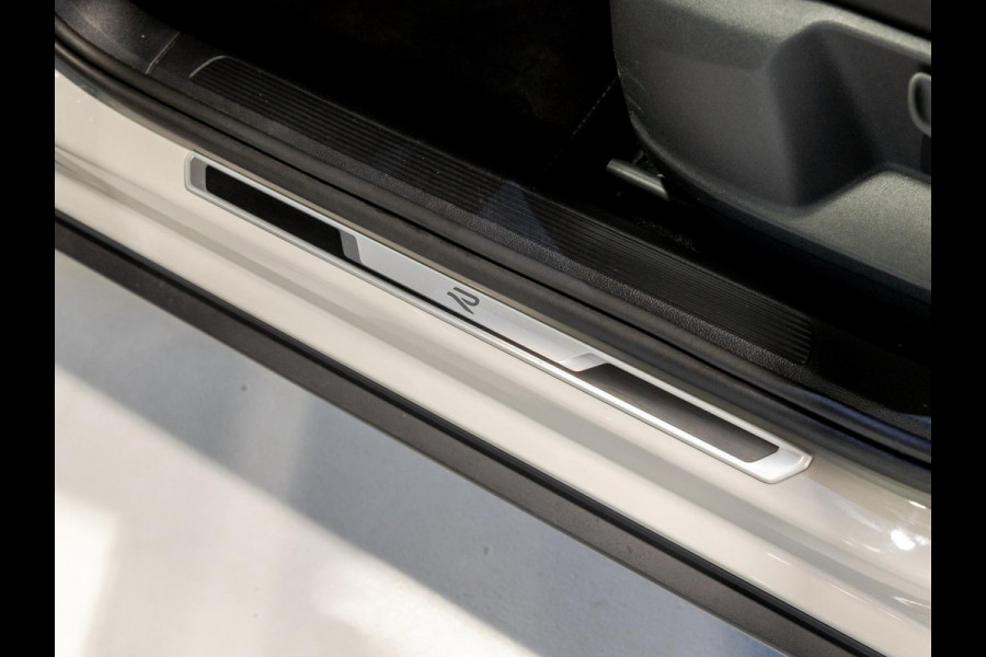 Volkswagen T-Roc 1.5 TSI R-Line Blackstyle / 150pk / Stoel en stuur verwarming / Achteruitrij camera / Keyless /