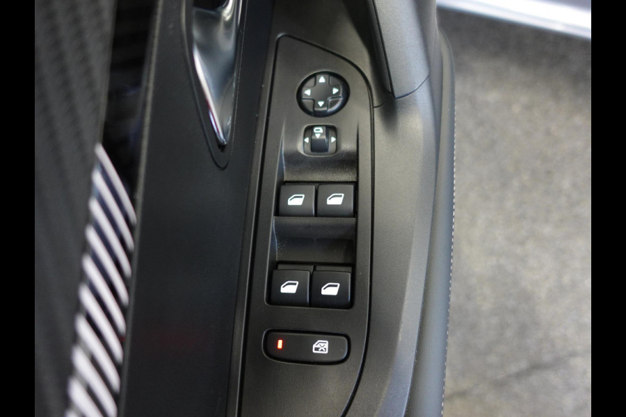 Peugeot 2008 1.2 PureTech 130pk Automaat Allure | Navigatie | Apple Carplay/Android Auto | 360 camera | Parkeersensoren | Blind Spot Assist | Adaptive Cruise Control | Stoelverwarming | Getinte ramen | Climate Control