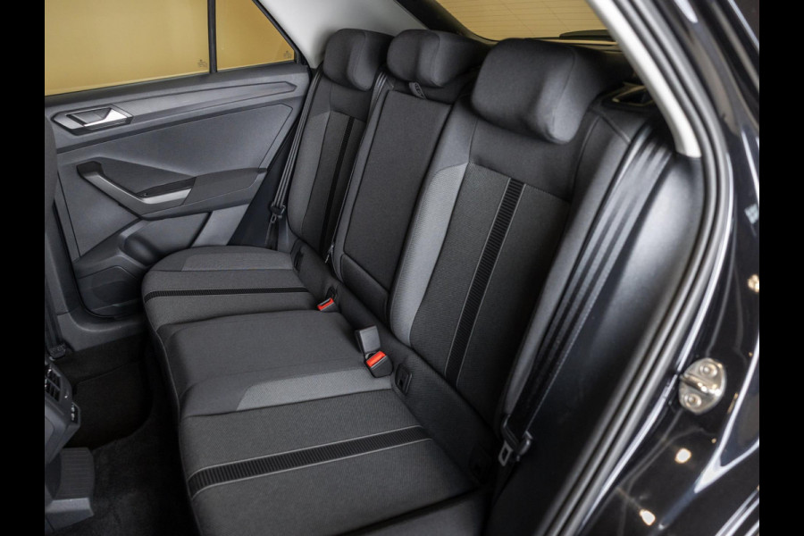 Volkswagen T-Roc 1.0 TSI Life / 110pk / Trekhaak / Achteruitrij camera / Stoelverwarming /