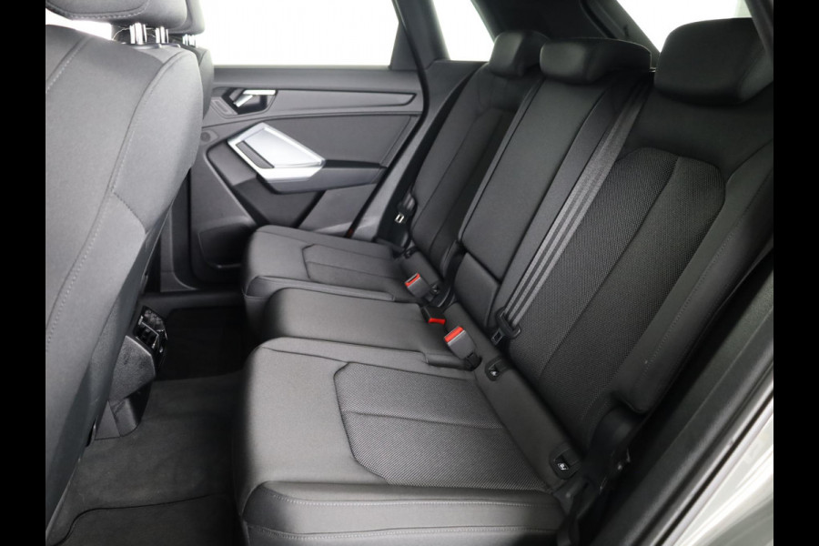 Audi Q3 45 TFSI e Advanced edition 245pk | Navigatie | Sportstoelen | 19 inch lichtmetalen velgen | Stoelverwarming | Adaptieve cruise controle