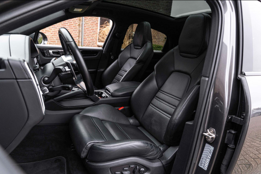 Porsche Cayenne Coupé 3.0 E-Hybrid Platinum Edition Sport Design Luchtvering Pano Soft Black Optic Close 22''