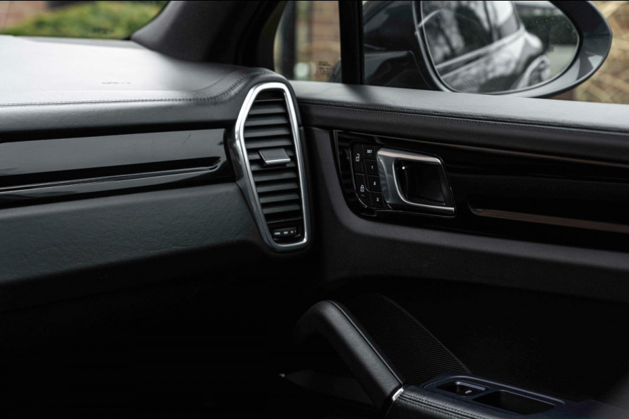 Porsche Cayenne Coupé 3.0 E-Hybrid Platinum Edition Sport Design Luchtvering Pano Soft Black Optic Close 22''