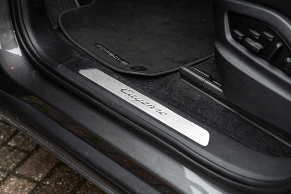 Porsche Cayenne Coupé 3.0 E-Hybrid Platinum Edition Sport Design Luchtvering Pano Soft Black Optic Close 22''