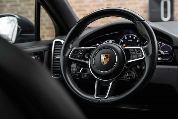 Porsche Cayenne Coupé 3.0 E-Hybrid Platinum Edition Sport Design Luchtvering Pano Soft Black Optic Close 22''