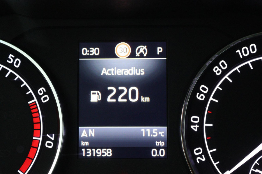 Škoda Superb Combi 1.5 TSI ACT Ambition Business (PANORAMADAK, TREKHAAK, STOELVERWARMING, CARPLAY, PDC)