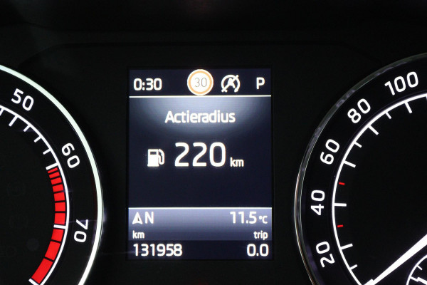 Škoda Superb Combi 1.5 TSI ACT Ambition Business (PANORAMADAK, TREKHAAK, STOELVERWARMING, CARPLAY, PDC)