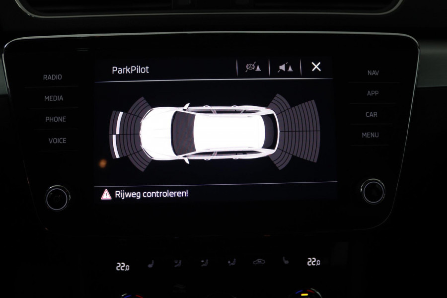 Škoda Superb Combi 1.5 TSI ACT Ambition Business (PANORAMADAK, TREKHAAK, STOELVERWARMING, CARPLAY, PDC)
