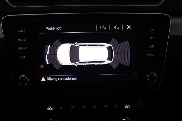 Škoda Superb Combi 1.5 TSI ACT Ambition Business (PANORAMADAK, TREKHAAK, STOELVERWARMING, CARPLAY, PDC)