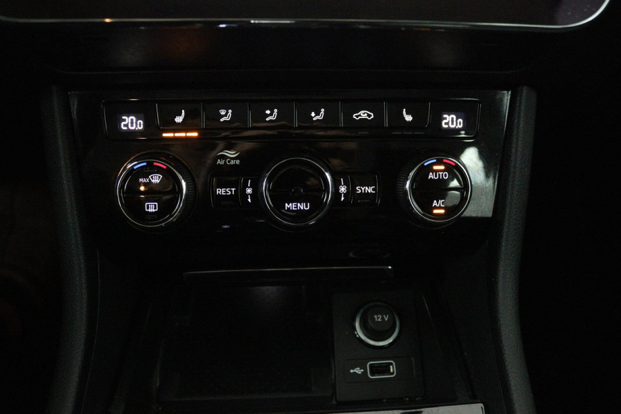 Škoda Superb Combi 1.5 TSI ACT Ambition Business (PANORAMADAK, TREKHAAK, STOELVERWARMING, CARPLAY, PDC)