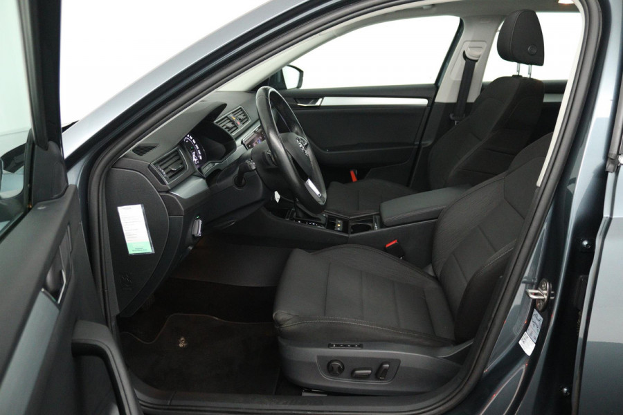 Škoda Superb Combi 1.5 TSI ACT Ambition Business (PANORAMADAK, TREKHAAK, STOELVERWARMING, CARPLAY, PDC)