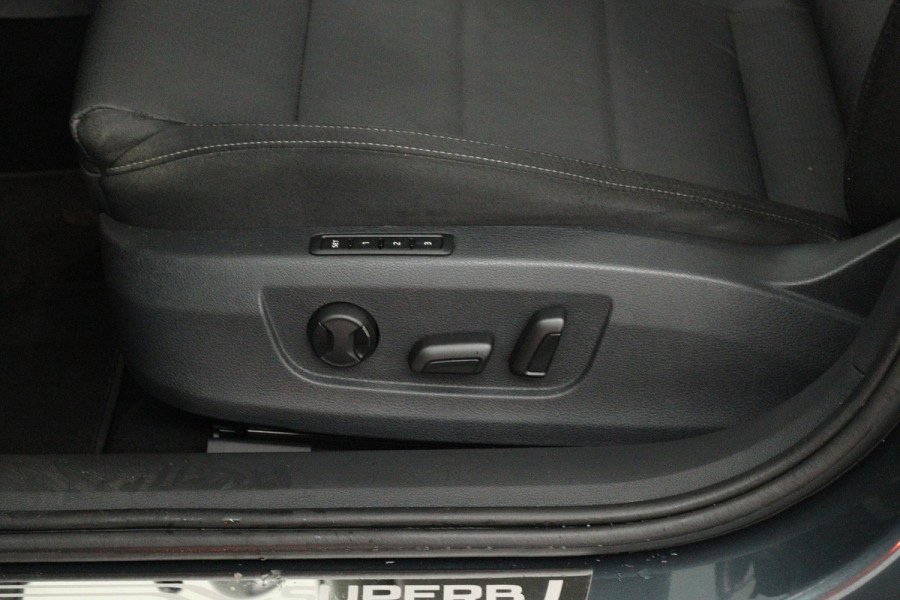 Škoda Superb Combi 1.5 TSI ACT Ambition Business (PANORAMADAK, TREKHAAK, STOELVERWARMING, CARPLAY, PDC)