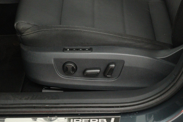 Škoda Superb Combi 1.5 TSI ACT Ambition Business (PANORAMADAK, TREKHAAK, STOELVERWARMING, CARPLAY, PDC)