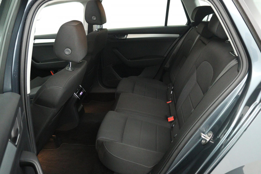 Škoda Superb Combi 1.5 TSI ACT Ambition Business (PANORAMADAK, TREKHAAK, STOELVERWARMING, CARPLAY, PDC)