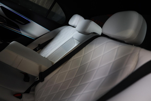 Mercedes-Benz E-Klasse 300 e AMG 53 Look / HYPERSCREEN / Massage / Burmester 4D / Head Up / 360 Camera / Acc / Open Pano / 20 Inch