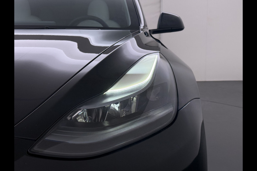 Tesla Model 3 RWD SR plus 325PK LFP Accu Ivory AutoPilot Leder Pano-dak FSD-vb. Adaptive-Cruise Camera's Elektr.-Stuur+Stoelen+Spiegels+Geheug Priv.Glasss Navi LED DAB Voorverwarmen Keyless One-Pedal-Drive Lmv 18" SOH 89% 1e Eigenaar Origineel Nederlandse Auto Fabrieks Garantie op Accu en Motor tot 23-08-2031 / 160.000km