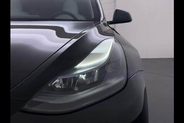Tesla Model 3 RWD SR plus 325PK LFP Accu Ivory AutoPilot Leder Pano-dak FSD-vb. Adaptive-Cruise Camera's Elektr.-Stuur+Stoelen+Spiegels+Geheug Priv.Glasss Navi LED DAB Voorverwarmen Keyless One-Pedal-Drive Lmv 18" SOH 89% 1e Eigenaar Origineel Nederlandse Auto Fabrieks Garantie op Accu en Motor tot 23-08-2031 / 160.000km