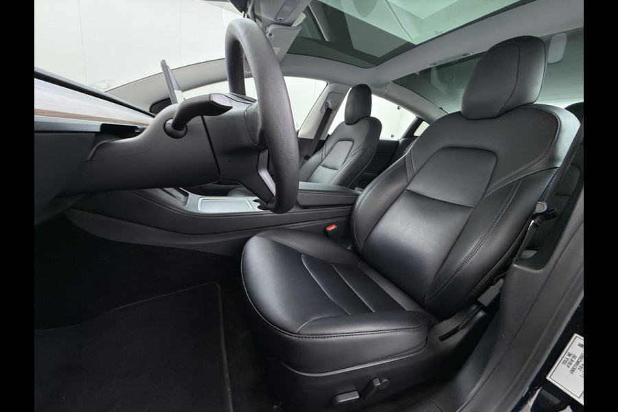 Tesla Model 3 RWD SR+ NW Model 60kWh LFP 283PK Warmtepomp Elektr.A-klep Sentry Mode Stoel+Bankverwarmd FSD 18" Premium Luidspr. AutoPilot Leer Navi LED Comfortstoelen ACC DAB Keyless en Voorverwarmen interieur via App One-Pedal-Drive Origineel Nederlandse auto Garantie Accu/Motor tot 14-06-2029 max 160.000km
