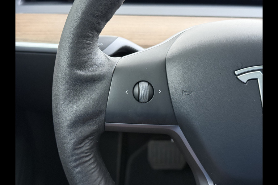 Tesla Model 3 RWD SR+ NW Model 60kWh LFP 283PK Warmtepomp Elektr.A-klep Sentry Mode Stoel+Bankverwarmd FSD 18" Premium Luidspr. AutoPilot Leer Navi LED Comfortstoelen ACC DAB Keyless en Voorverwarmen interieur via App One-Pedal-Drive Origineel Nederlandse auto Garantie Accu/Motor tot 14-06-2029 max 160.000km