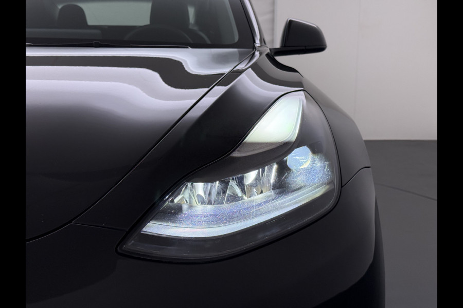 Tesla Model 3 RWD SR+ NW Model 60kWh LFP 283PK Warmtepomp Elektr.A-klep Sentry Mode Stoel+Bankverwarmd FSD 18" Premium Luidspr. AutoPilot Leer Navi LED Comfortstoelen ACC DAB Keyless en Voorverwarmen interieur via App One-Pedal-Drive Origineel Nederlandse auto Garantie Accu/Motor tot 14-06-2029 max 160.000km