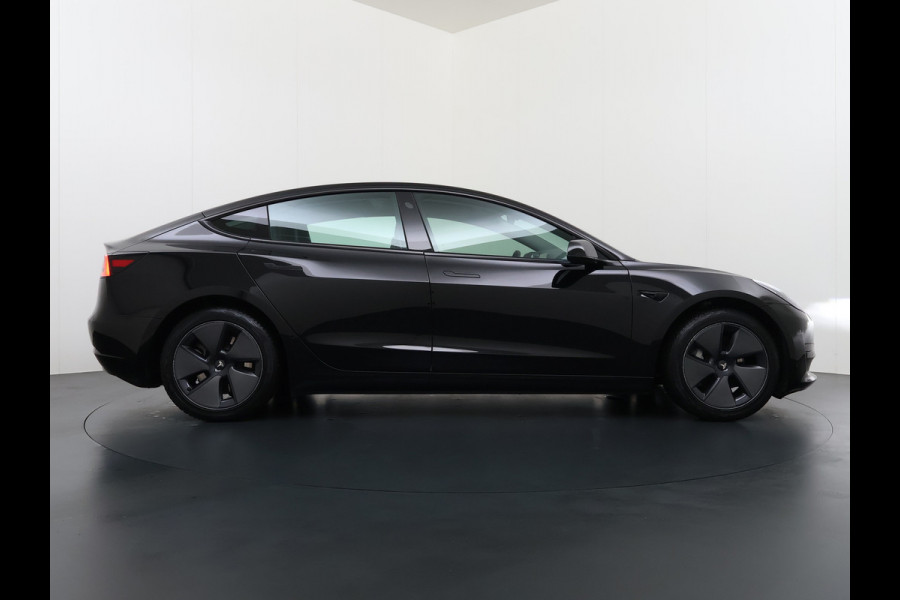 Tesla Model 3 RWD SR+ NW Model 60kWh LFP 283PK Warmtepomp Elektr.A-klep Sentry Mode Stoel+Bankverwarmd FSD 18" Premium Luidspr. AutoPilot Leer Navi LED Comfortstoelen ACC DAB Keyless en Voorverwarmen interieur via App One-Pedal-Drive Origineel Nederlandse auto Garantie Accu/Motor tot 14-06-2029 max 160.000km