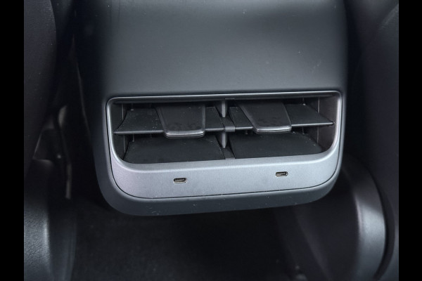 Tesla Model 3 RWD SR+ NW Model 60kWh LFP 283PK Warmtepomp Elektr.A-klep Sentry Mode Stoel+Bankverwarmd FSD 18" Premium Luidspr. AutoPilot Leer Navi LED Comfortstoelen ACC DAB Keyless en Voorverwarmen interieur via App One-Pedal-Drive Origineel Nederlandse auto Garantie Accu/Motor tot 14-06-2029 max 160.000km