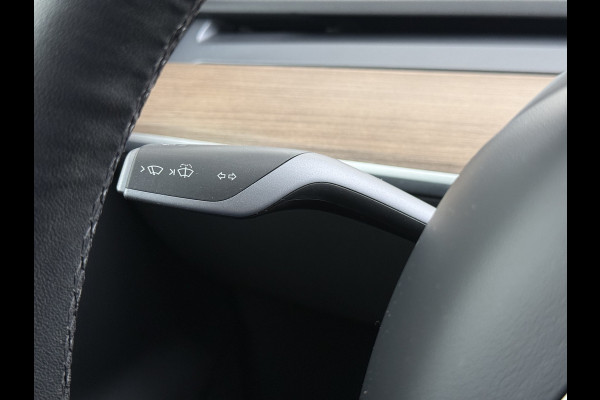 Tesla Model 3 RWD SR+ NW Model 60kWh LFP 283PK Warmtepomp Elektr.A-klep Sentry Mode Stoel+Bankverwarmd FSD 18" Premium Luidspr. AutoPilot Leer Navi LED Comfortstoelen ACC DAB Keyless en Voorverwarmen interieur via App One-Pedal-Drive Origineel Nederlandse auto Garantie Accu/Motor tot 14-06-2029 max 160.000km