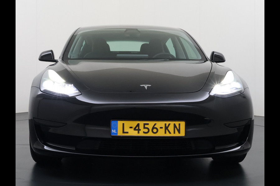 Tesla Model 3 RWD SR+ NW Model 60kWh LFP 283PK Warmtepomp Elektr.A-klep Sentry Mode Stoel+Bankverwarmd FSD 18" Premium Luidspr. AutoPilot Leer Navi LED Comfortstoelen ACC DAB Keyless en Voorverwarmen interieur via App One-Pedal-Drive Origineel Nederlandse auto Garantie Accu/Motor tot 14-06-2029 max 160.000km