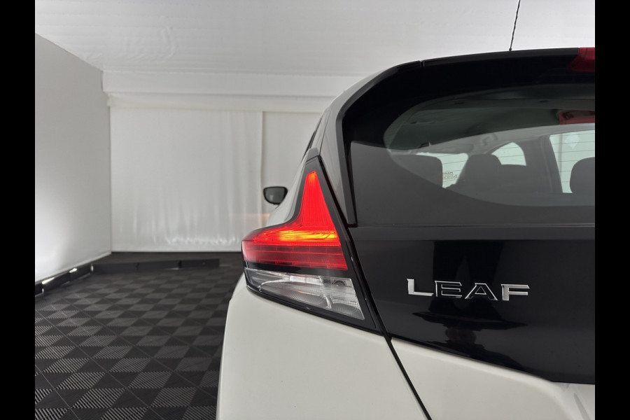 Nissan Leaf Acenta 40 kWh (INCL-BTW) Aut. *HEATPUMP | ADAPTIVE-CRUISE | KEYLESS | TOPVIEW | NAVI-FULLMAP | BLINDSPOT | DAB+ | HEATED-COMFORTSEATS | DIGI-COCKPIT | PRIVACYGLASS | 16"ALU*