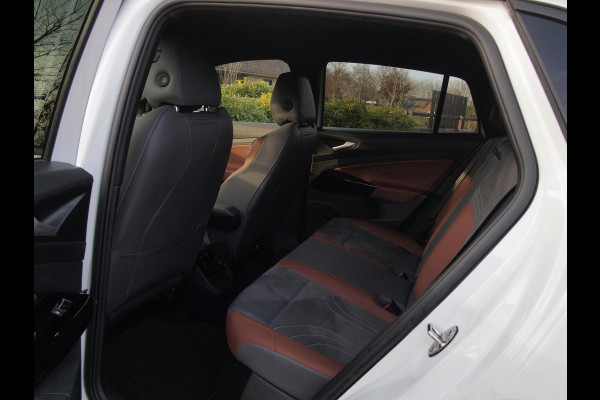 Volkswagen ID.4 First 77 kWh | SOH 90 % | Camera | Trekhaak | Sfeerverlichting | Apple Carplay |