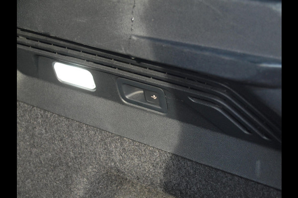 Volkswagen ID.4 First 77 kWh | SOH 90 % | Camera | Trekhaak | Sfeerverlichting | Apple Carplay |