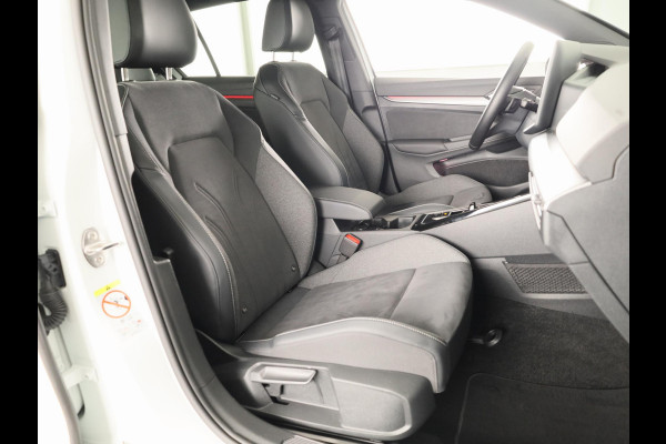 Volkswagen Golf 1.5 eHybrid 50 Edition 204 PK | Automaat (DSG) | Navigatie | Camera | 18 Inch | Verlengde garantie