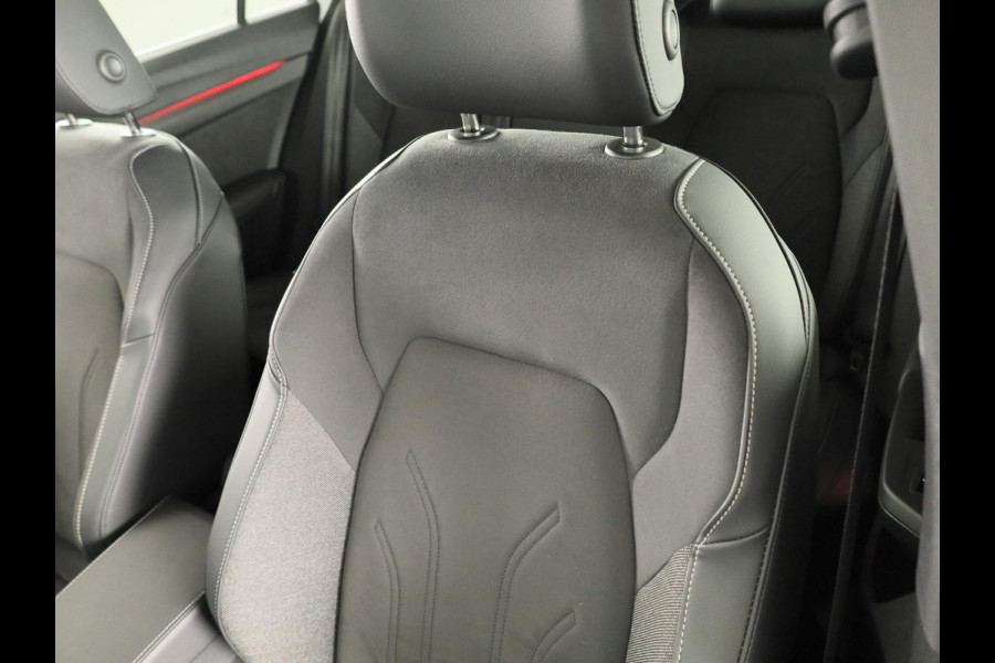 Volkswagen Golf 1.5 eHybrid 50 Edition 204 PK | Automaat (DSG) | Navigatie | Camera | 18 Inch | Verlengde garantie