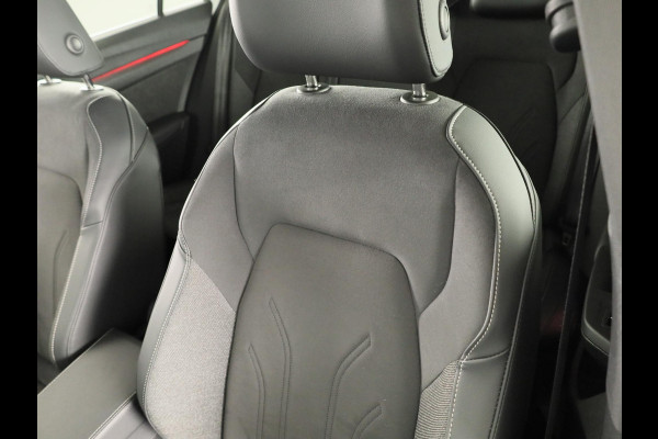 Volkswagen Golf 1.5 eHybrid 50 Edition 204 PK | Automaat (DSG) | Navigatie | Camera | 18 Inch | Verlengde garantie