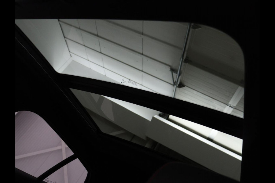 BMW 1-serie 128ti M Sport | 265pk | Panoramadak | Stoelverwarming | Carplay | Live Cockpit | Sportstoelen | Sfeerverlichting | Full LED | Parkeerhulp | Cruise control | Navigatie | Climate control